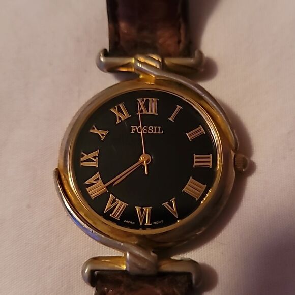 Very Vintage‎ Fossil Women\'s Watch Needs TLC But Still Works Great Project main image 6